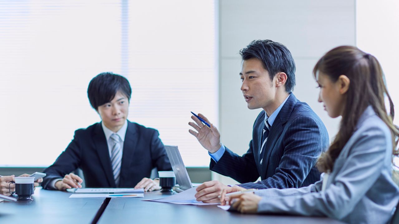 【メーカーvsコンサル】20代でメーカーからコンサルに転職した体験談｜どっちがおすすめ？｜向いている人の特徴も解説